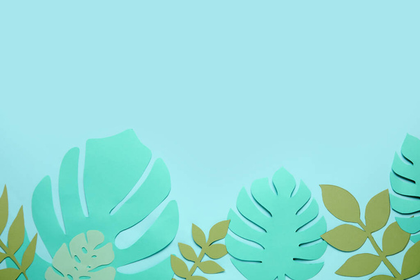 Marco hecho de diferentes hojas tropicales sobre fondo turquesa pálido - Foto, imagen