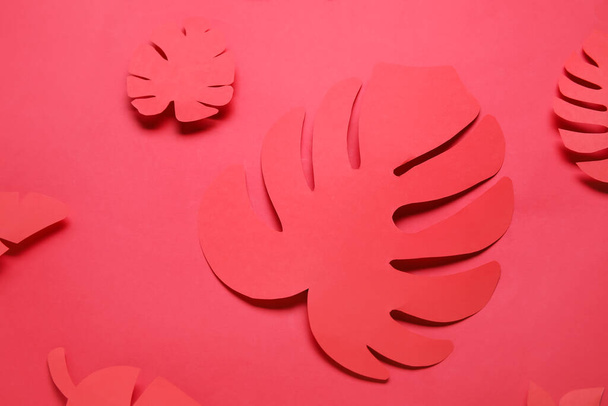 Όμορφα φύλλα origami σε κόκκινο φόντο, closeup - Φωτογραφία, εικόνα