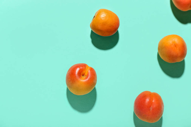 frische Aprikosen auf blauem Hintergrund - Foto, Bild
