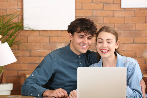 Nuori pari kannettavan tietokoneen ostoksia verkossa kotona - Valokuva, kuva