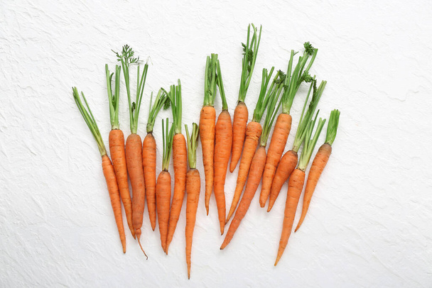 Muchas zanahorias frescas sobre fondo blanco - Foto, imagen