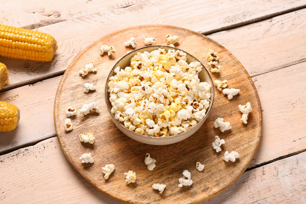 Bowl ízletes popcorn fehér fa háttér - Fotó, kép