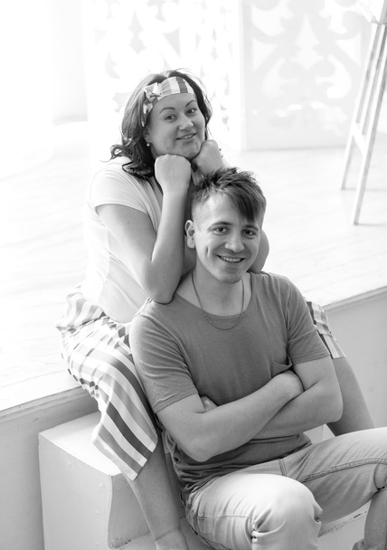 Fekete-fehér portré boldog terhes nő átölelve férj - Fotó, kép