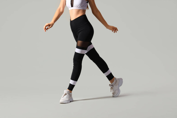 Giovane donna sportiva in leggings su sfondo chiaro - Foto, immagini