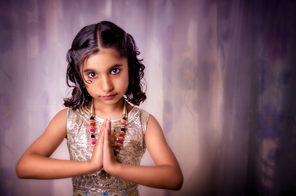 Portrait of girl child welcoming - Photo, image