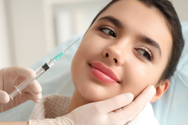 Jovem mulher a receber injeção no salão de beleza, close-up - Foto, Imagem