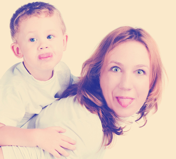   Mujer e hijo sacando lenguas
 - Foto, imagen