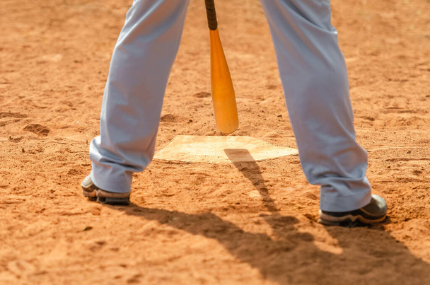 Männer beim Baseballspiel. Teig, der bereit ist, ein Spielfeld während eines Ballspiels auf einem Baseball-Diamanten zu treffen, Feld. - Foto, Bild