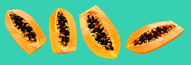 Papaya olgun meyvesi yeşil arka planda kırpma yolu ile izole, gölge yok, sağlıklı tropikal meyve, yarım ve dilimlenmiş, - Fotoğraf, Görsel