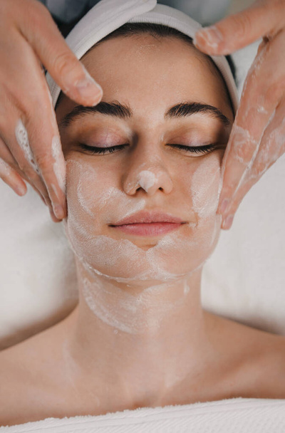 Kosmetolog oczyszcza skórę twarzy przed zabiegami. Wysokiej jakości zdjęcie - Zdjęcie, obraz