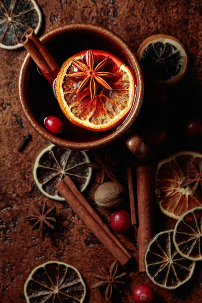Forró karácsonyi ital fűszerekkel, szárított citrusszal és áfonyával. Felülnézet. - Fotó, kép