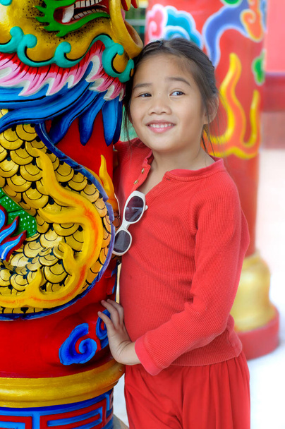 Asijské dívka v červených šatech s čínským stylem pozadí - Fotografie, Obrázek