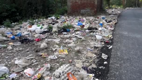 2nd april 2022 Dehradun, uttarakhand India. An abandoned shelter place full with garbage and plastic waste in open. - Filmagem, Vídeo