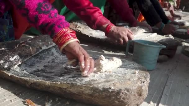 31 de janeiro de 2023, Tehri Garhwal, Uttarakhand, Índia. Pedra de moagem de mão tradicional em ação: close-up cinematográfico da preparação de alimentos Festival Cultural em Jaunsar-Jaunpur - Filmagem, Vídeo