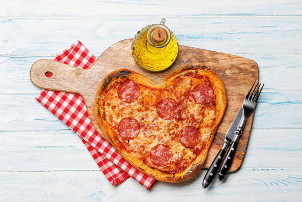 Szív alakú pizza: Finom szerelem témájú étel. Lapos fektetés - Fotó, kép