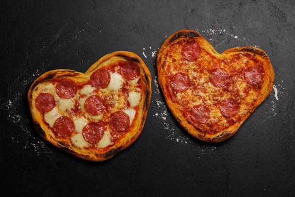 Πίτσες σε σχήμα καρδιάς: Νόστιμο πιάτο με θέμα την αγάπη. Επίπεδη - Φωτογραφία, εικόνα