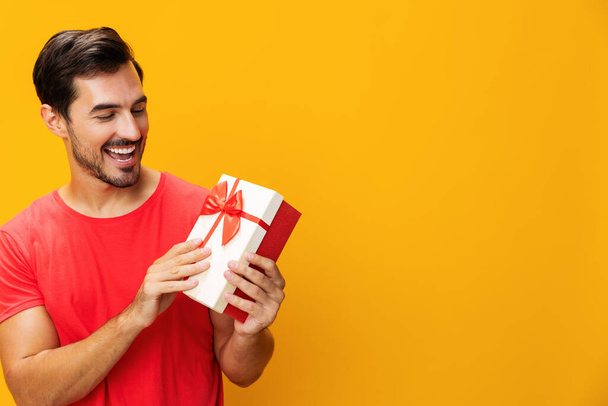 Férfi srác ajándék ünneplik születésnapi férfi meglepetés doboz ajándék - Fotó, kép