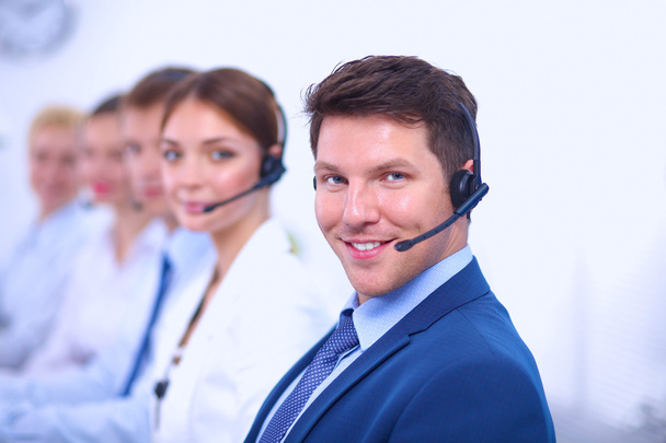 Atrakcyjny Uśmiechający się młodzi przedsiębiorcy i koledzy w call center - Zdjęcie, obraz