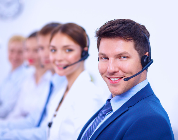 Attraktives Lächeln positiver junger Geschäftsleute und Kollegen in einem Callcenter-Büro - Foto, Bild