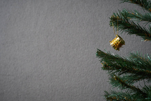 Zdjęcie Nowego Roku drzewo ozdobione zabawką w postaci żółtego bębna do robienia pocztówek - Zdjęcie, obraz