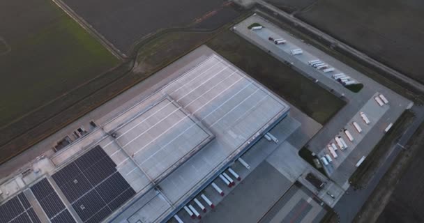 Centro de distribuição de supermercado com para caminhões, transporte de mercadorias sobre a estrada. Vista aérea de drones. - Filmagem, Vídeo