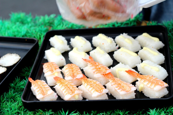 Dokonywanie japońskie sushi tradycyjne - japoński żywności - Zdjęcie, obraz