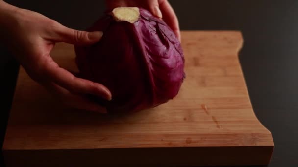 Červené zelí na dřevěné desce - pulzující kulinářské scény pro milovníky potravin - Záběry, video