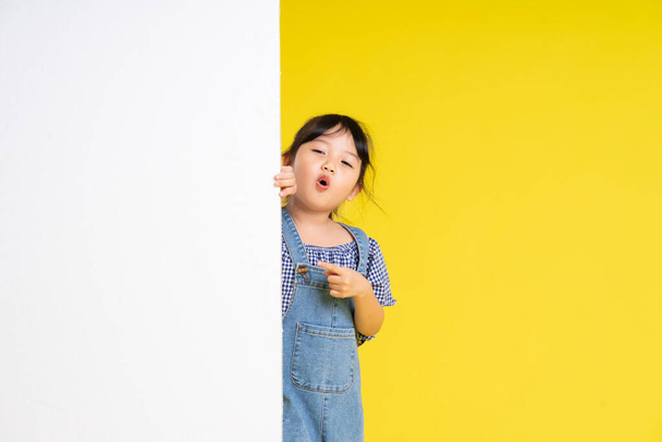 beau portrait de fille asiatique, isolé sur fond jaune - Photo, image