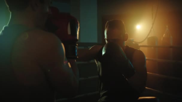 bokszolók harcolnak a ringben éjjel.. - Felvétel, videó