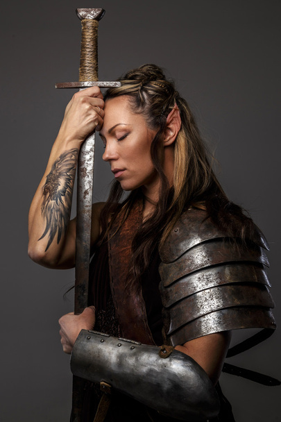 Elf kadın holding kılıç - Fotoğraf, Görsel