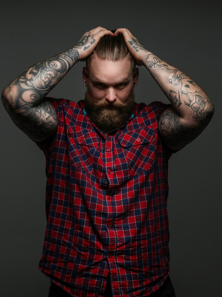 Men with beard and tattos on hands - Foto, imagen