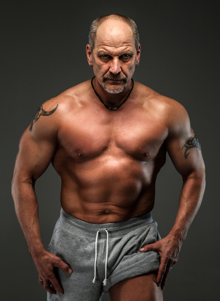 Muscular homem de meia idade mostrando seus músculos
 - Foto, Imagem