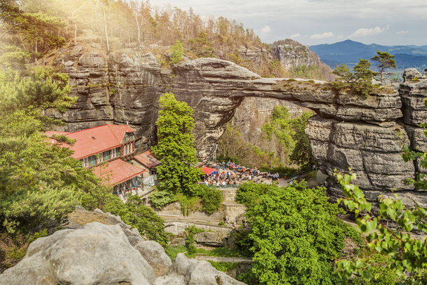 Правцька брама, природний скельний міст в горах Ельба в Чехії. Національний парк Богемська Швейцарія - Фото, зображення