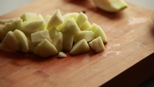 πράσινα μήλα κύβους σε ένα μπολ κοντά  - Πλάνα, βίντεο