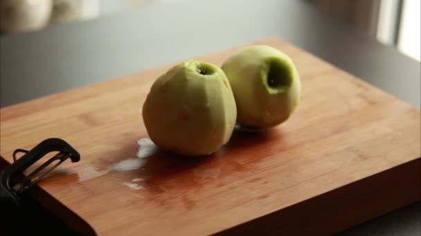 Grüne Äpfel hautnah auf Holzbrettern - frische und lebendige Kulinarik  - Filmmaterial, Video