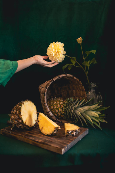 Elegância exótica: um ananás Natureza morta. Abacaxi em Chiaroscuro - Foto, Imagem