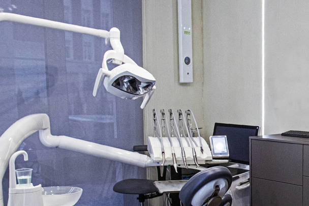 tandartspraktijk met moderne technologie voor tandheelkundige behandeling. Tandheelkundige verzorging en behandeling - Foto, afbeelding