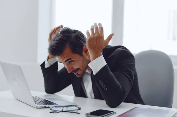 Чоловік випадково втомився красиве мислення проблема менеджер окуляри для дорослих технології ноутбука чоловічий стрес робочий офіс дивиться бізнес заняття нещасний спосіб життя сидячий стіл - Фото, зображення