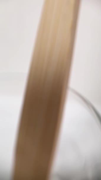 ガラス張りのタンブラーの竹の歯ブラシ. 4K垂直ビデオをクローズアップしました. バスルーム内の生分解性衛生製品. - 映像、動画