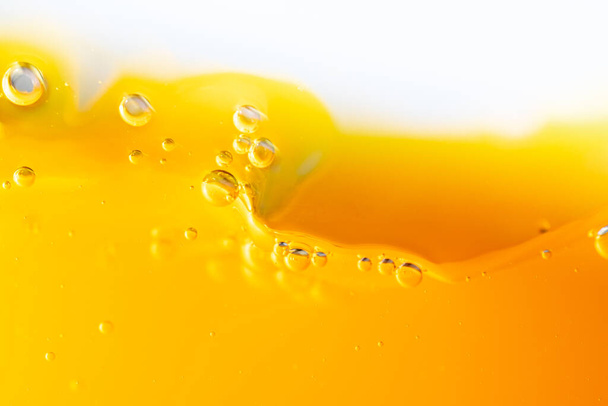 Nahaufnahme heller Orangensaft spritzt Textur für Gesundheit und Natur Wellen, Schöne Wellenkurve und kleine Blasen glatt für garphisches Design und Hintergrund - Foto, Bild
