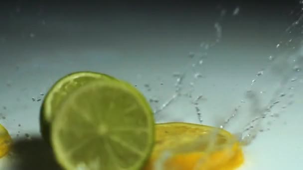 Lemon mix šplouchání ve vodě - Záběry, video