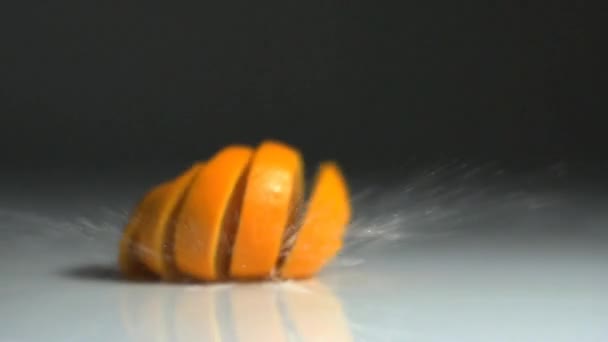 szeletelt narancs zuhan - Felvétel, videó