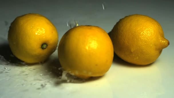 Waterdruppels vallen op citroenen - Video