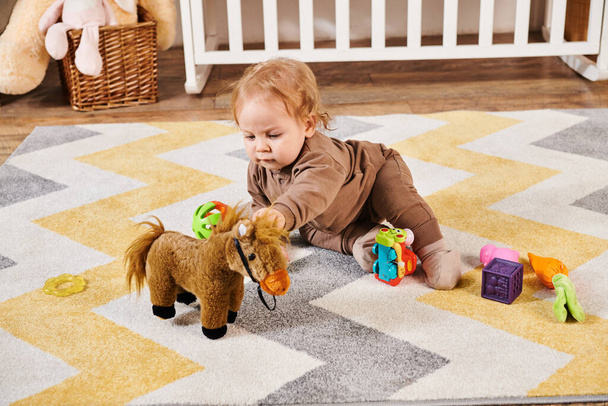 entzückendes Kind, das auf dem Boden sitzt und im gemütlichen Kinderzimmer mit Spielzeug spielt, glückliche Kindheit - Foto, Bild