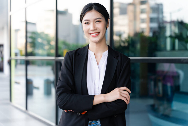 Retrato de uma bela jovem mulher de negócios asiática na empresa - Foto, Imagem