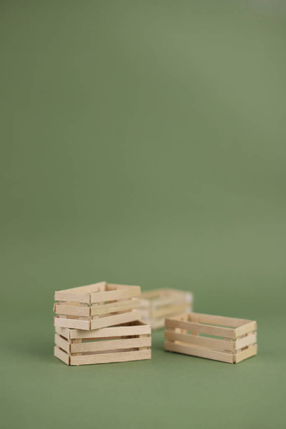 Varias cajas de madera están sobre un fondo de oliva - Foto, imagen