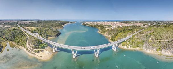 デフォルトのパノラマビュー 昼間のポルトガルのバイロ・モンテ・ヴィストソの町近くのリオ・ミラに架かるフリーウェイ橋 - 写真・画像