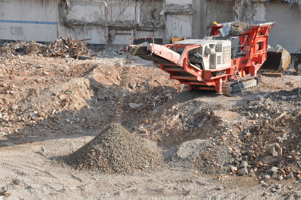 válogatásának és újrafeldolgozásának beton törmeléket - Fotó, kép