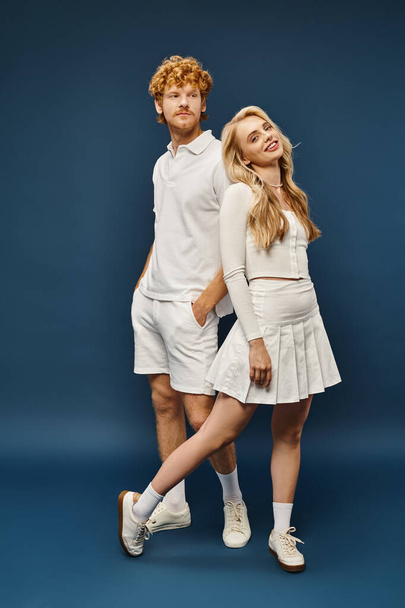 toute la longueur du couple aristocratique en blanc vêtements élégants dos à dos sur le bleu, la mode classique - Photo, image