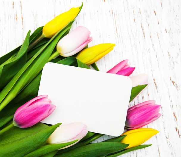 tulipas com um cartão
 - Foto, Imagem